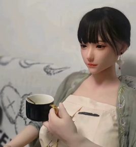 出一个实体娃娃，等身大手办，七十多斤大手办，这个是全硅胶娃娃