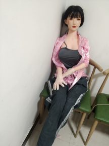 一个娃娃，1比1模仿真人版，一米六高差不多没量过，得有100